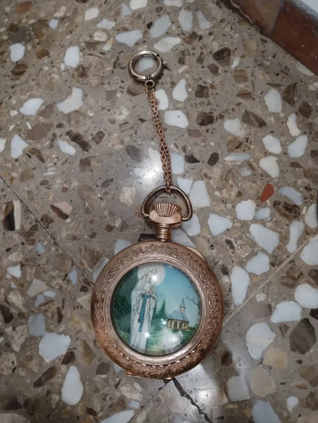 Antico Orologio di plastica con la Vergine di Lourdes