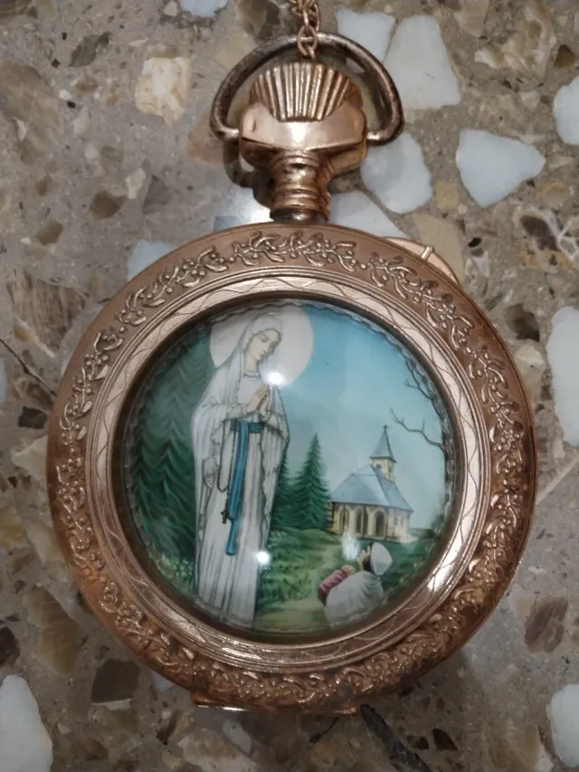 Antico Orologio di plastica con la Vergine di Lourdes