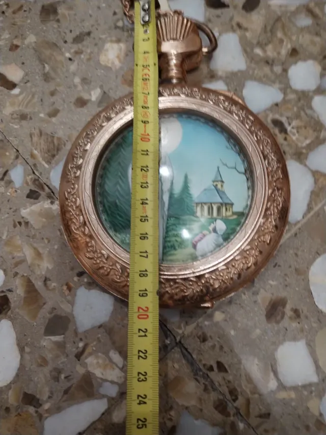 Antico Orologio di plastica con la Vergine di Lourdes