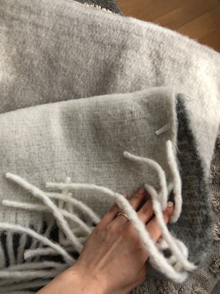 Bufanda cálida gris y blanca