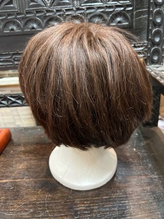 Peluca castaña corta pelo real.