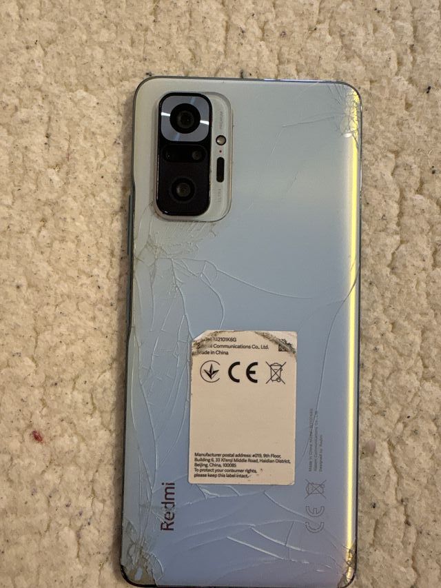Móvil Redmi con pantalla rota