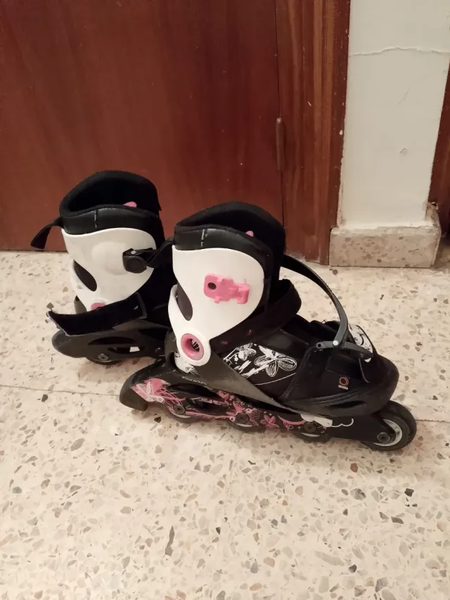 Patines en línea negros y blancos