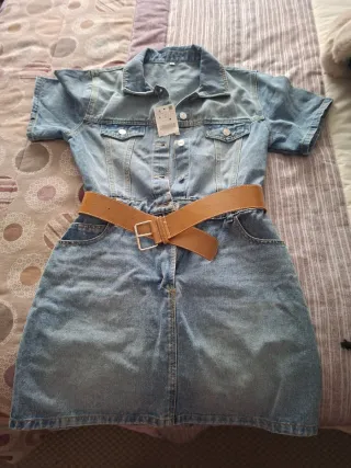 Vestido vaquero azul con cinturón marrón