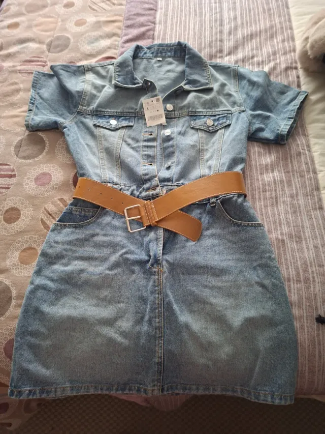 Vestido vaquero azul con cinturón marrón