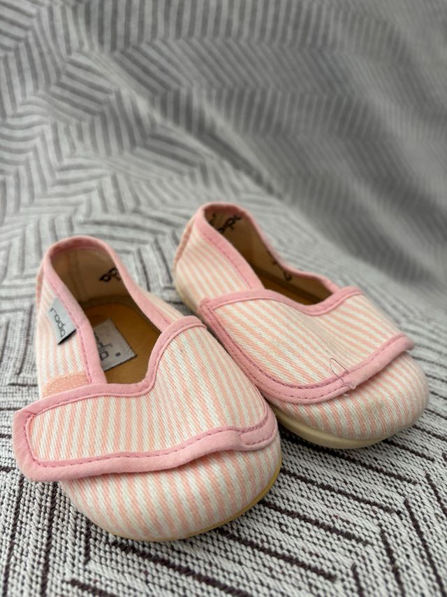 Zapatos de bebé a rayas rosas rodia. Número 20