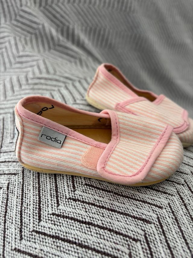 Zapatos de bebé a rayas rosas rodia. Número 20
