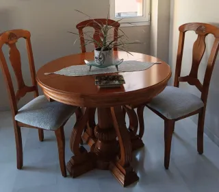 Tavolo allungabile e 3 sedie in legno