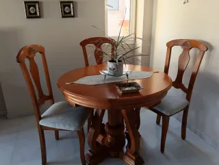 Tavolo allungabile e 3 sedie in legno