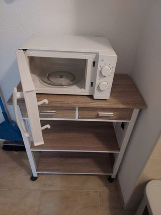 Microondas y mesa auxiliar