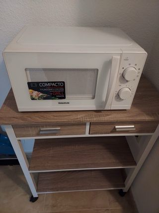 Microondas y mesa auxiliar