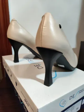 Zapatos de tacón a estrenar