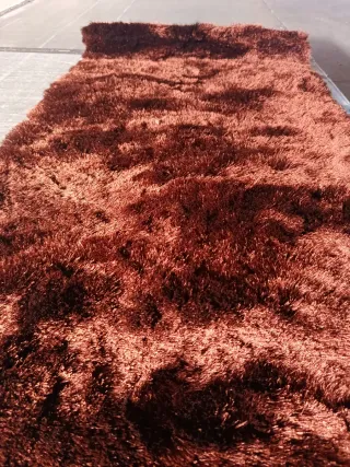 Tappeto in pelo alto marrone in poliestere