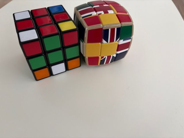 2 cubi di Rubik, uno con bandiere
