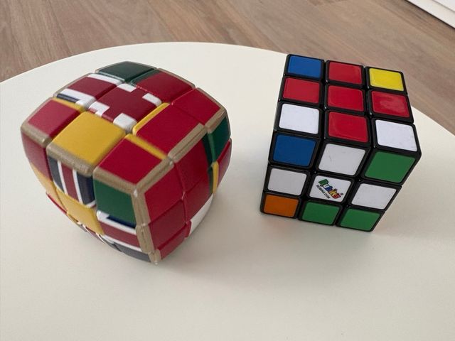 2 cubi di Rubik, uno con bandiere