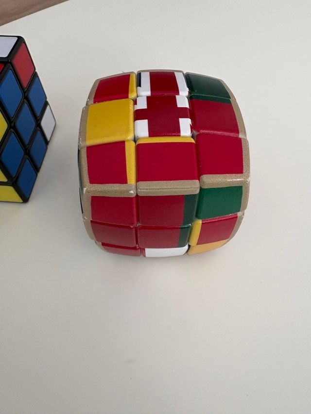 2 cubi di Rubik, uno con bandiere