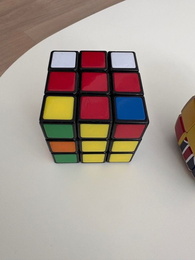 2 cubi di Rubik, uno con bandiere
