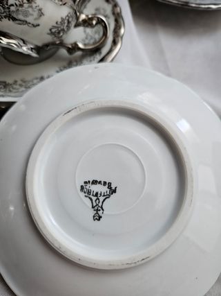 Servizio in porcellana con decori bianco e argento