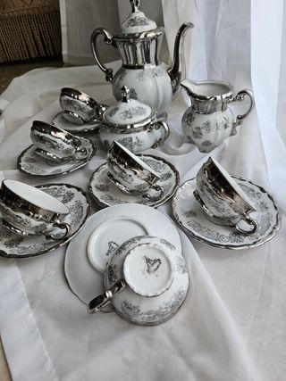 Servizio in porcellana con decori bianco e argento