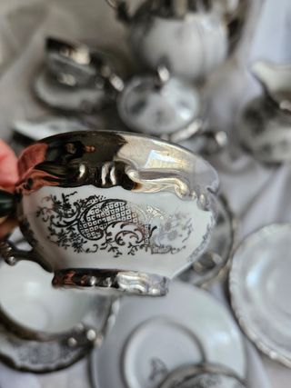 Servizio in porcellana con decori bianco e argento