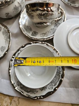 Servizio in porcellana con decori bianco e argento