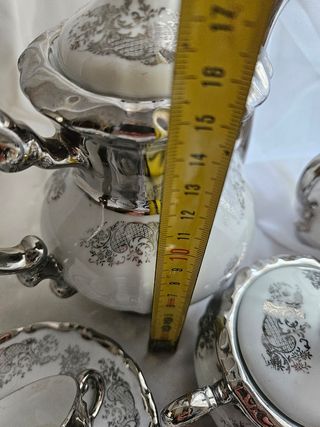 Servizio in porcellana con decori bianco e argento