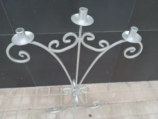 Candelabro de metal plateado