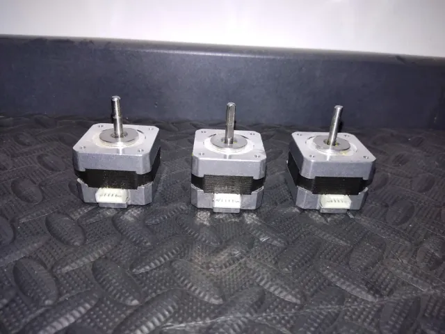 3 Motores stepper NEMA 17