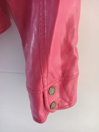 Cazadora rosa estilo motero