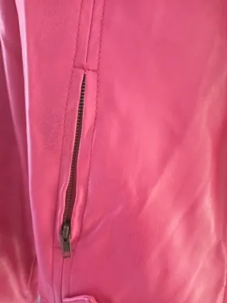 Cazadora rosa estilo motero