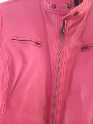 Cazadora rosa estilo motero
