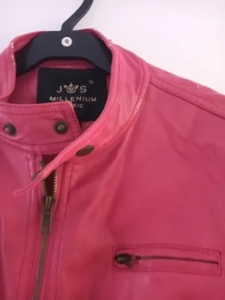 Cazadora rosa estilo motero