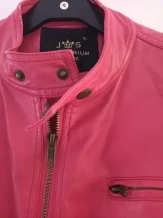 Cazadora rosa estilo motero