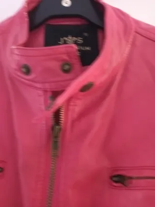 Cazadora rosa estilo motero