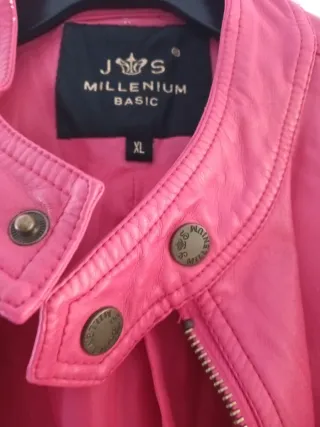 Cazadora rosa estilo motero