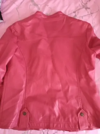 Cazadora rosa estilo motero