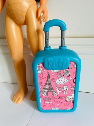 Muñeca Nancy de famosacon maleta de viaje