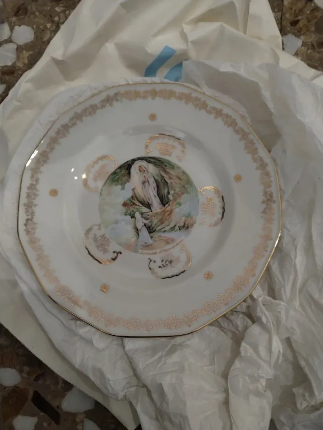 Antico piatto in porcellana Vergine di Lourdes