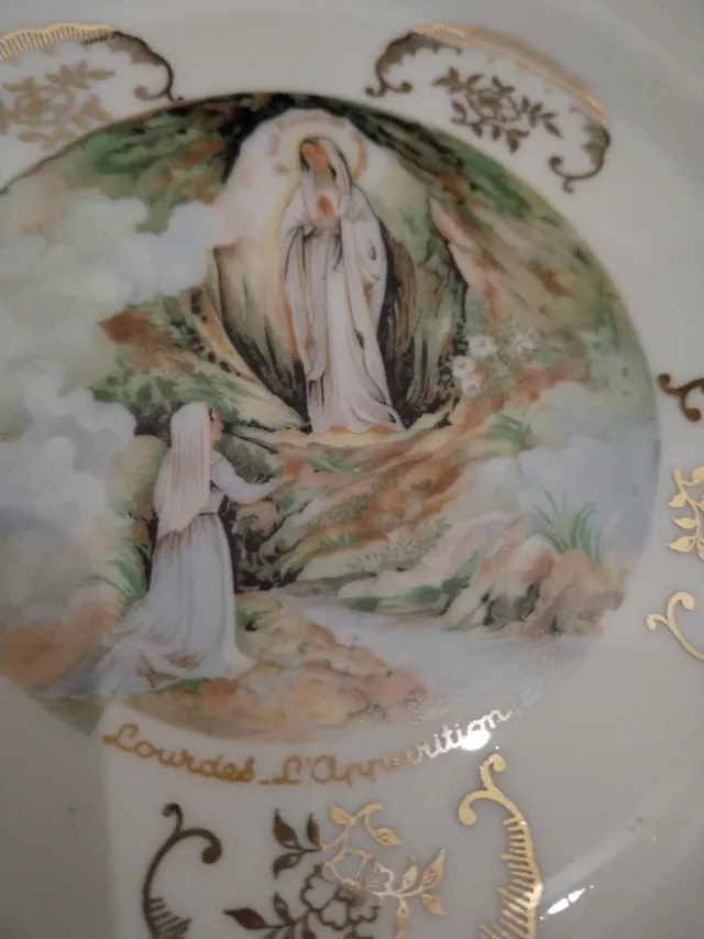 Antico piatto in porcellana Vergine di Lourdes