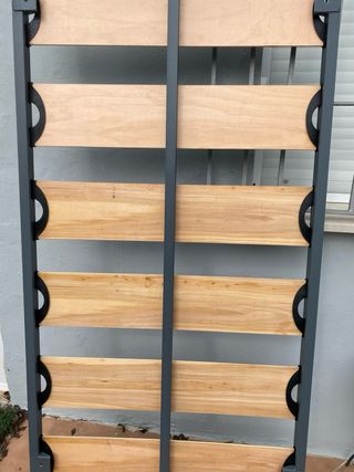 Somier con patas de madera y metal