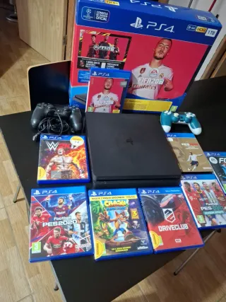 PS4 (PlayStation 4) Negra + FIFA 20