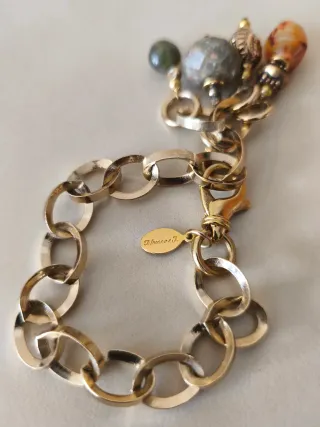 Pulsera dorada ALCOZER&J con charms.