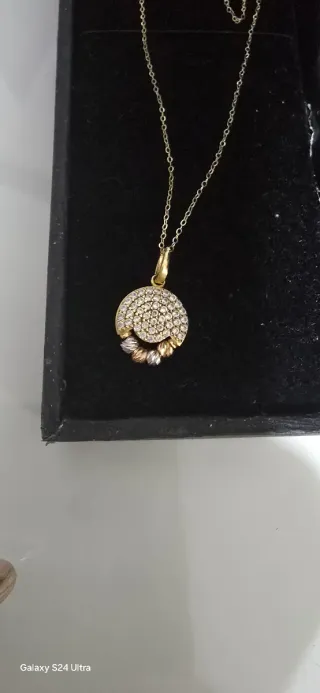 Cadena de oro con colgante de circonitas