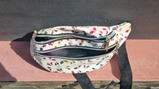 Riñonera blanca con estampado de mariposas