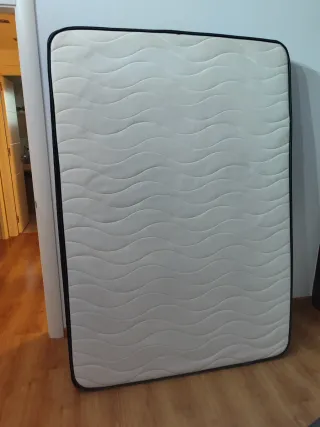 Cama 135 con cabecero morado