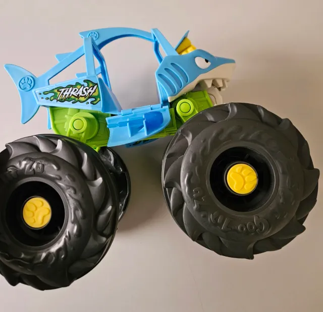 Goo Jit Zu de Moose Toys. Coche monstruo tiburón