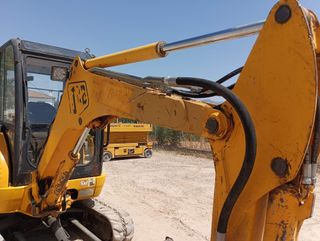 MINI EXCAVADORA JCB 8027