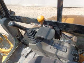 MINI EXCAVADORA JCB 8027