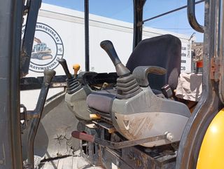 MINI EXCAVADORA JCB 8027