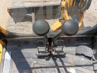 MINI EXCAVADORA JCB 8027